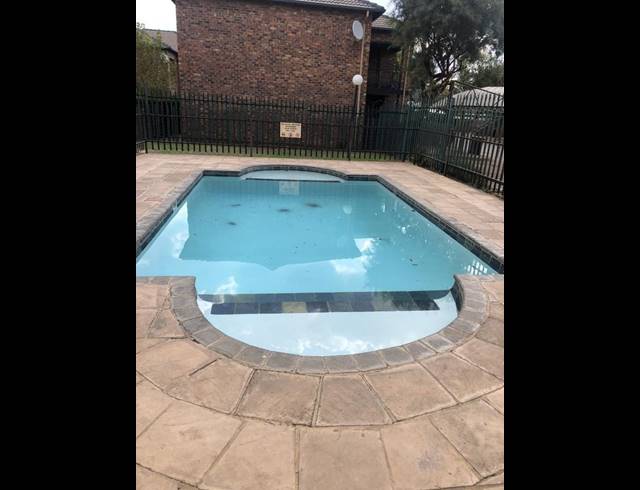 2 BEDROOM TOWNHOUSE FOR SALE IN SONNEVELD